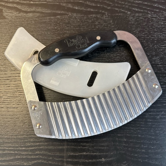 THE PAMPERED CHEF - Crinkle Cutter with Blade Guard - Kitchen Utensil $17 MSRP - Picture 1 of 6